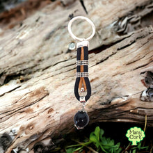 Carica l'immagine nel visualizzatore di Gallery, Portachiavi in sughero naturale con Su Coccu Sardo Portafortuna/Amuleto, vegano e sostenibile, Portachiavi unisex leggero confezione regalo