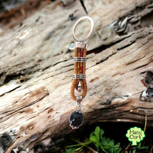 Carica l'immagine nel visualizzatore di Gallery, Portachiavi in sughero naturale con Su Coccu Sardo Portafortuna/Amuleto, vegano e sostenibile, Portachiavi unisex leggero confezione regalo