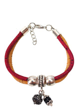 Carica l'immagine nel visualizzatore di Gallery, Braccialetto da donna in sughero naturale con Su Coccu e Bottone Sardo AMULETO/PORTAFORTUNA, bracciale vegano, braccialetti donna fatto a mano in Italia