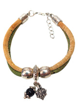 Carica l&#39;immagine nel visualizzatore di Gallery, Braccialetto da donna in sughero naturale con Su Coccu e Bottone Sardo AMULETO/PORTAFORTUNA, bracciale vegano, braccialetti donna fatto a mano in Italia
