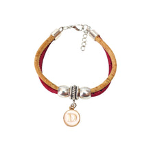 Carica l&#39;immagine nel visualizzatore di Gallery, Bracciale in sughero con lettere personalizzabili. Rosso
